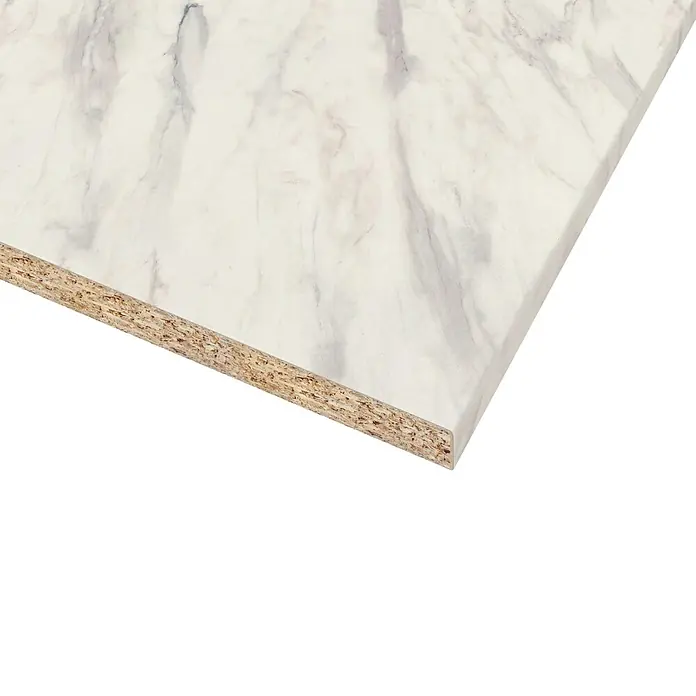 CUCINE Küchenarbeitsplatte nach Maß - Marmor weiß, Stärke: 3,8 cm, Breite: 60 cm - Nahaufnahme einer Marmorplatte mit gut sichtbarer Holzspanplatte, ideal für Möbelbau und Innenausbau, präsentiert die Materialbeschaffenheit.