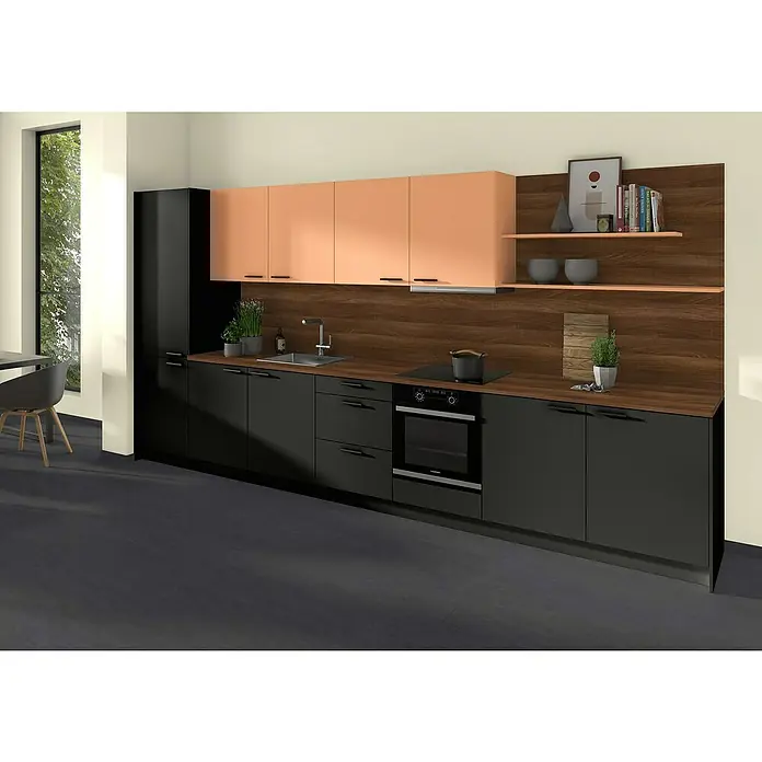 CUCINE Küchenarbeitsplatte nach Maß - Milano Walnut, Stärke: 3,8 cm, Breite: 60 cm - Küchenzeile mit schwarzen Unterschränken, Holzarbeitsplatte und orangefarbenen Hängeschränken. Die Küche ist modern und stilvoll gestaltet.
