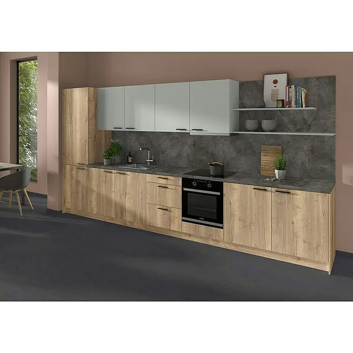 CUCINE Küchenarbeitsplatte nach Maß - Schiefer schwarz, Stärke: 3,8 cm, Breite: 60 cm - Helle Küche mit Holzschränken unten, grauen Hängeschränken und dunkler Arbeitsplatte, inklusive Elektroherd und Deko auf den Regalen.