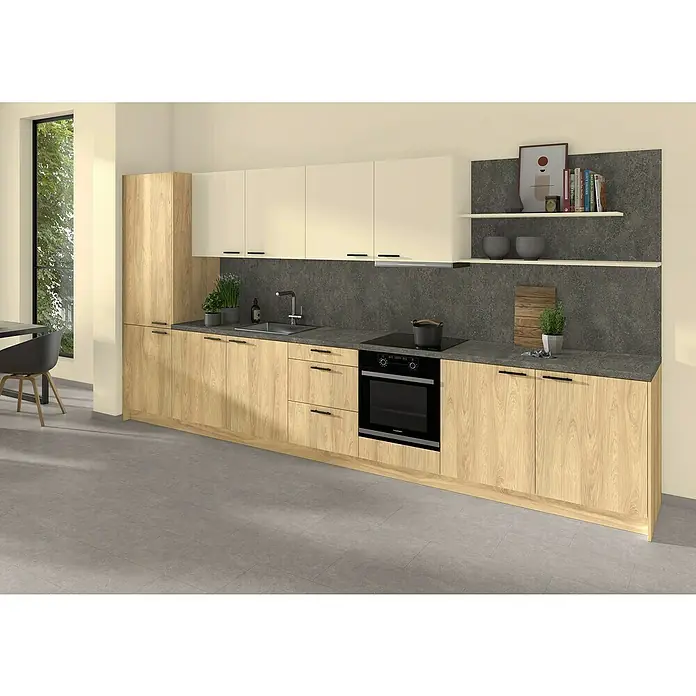 CUCINE Küchenarbeitsplatte nach Maß - Tessina Ceramic terra, Stärke: 3,8 cm, Breite: 63,5 cm - Helle Holzküche mit weißen Oberschränken, dunkler Arbeitsplatte und modernen Griffen. Die Küche wirkt einladend und funktional.