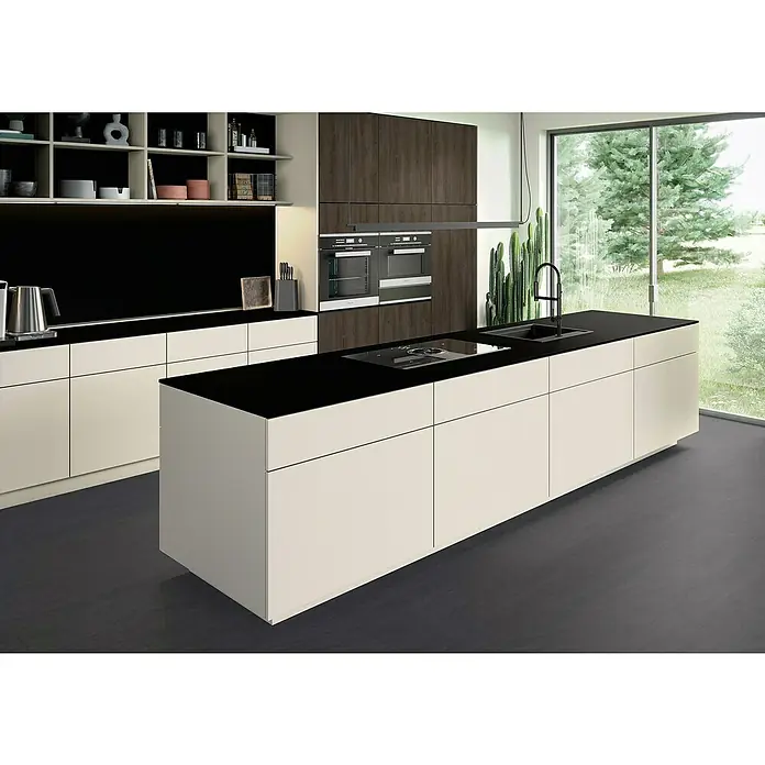 CUCINE Küchenarbeitsplatte nach Maß - Schwarz matt, Stärke: 3,8 cm, Breite: 63,5 cm - Moderne Küche mit schwarzer Arbeitsplatte, weißen Unterschränken und integriertem Kochfeld, ideal für stilvolles Kochen und Genießen.