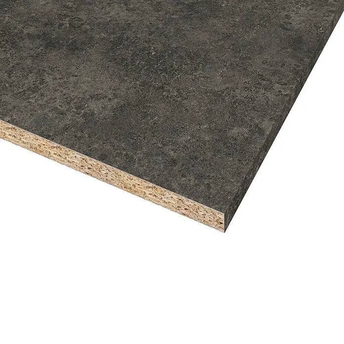 CUCINE Küchenarbeitsplatte nach Maß - Tessina Ceramic terra, Stärke: 3,8 cm, Breite: 63,5 cm - Nahaufnahme einer dunklen Arbeitsplatte aus Holzwerkstoff mit markanter Maserung vor schwarzem Hintergrund.