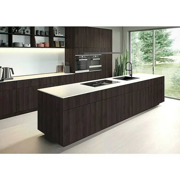 CUCINE Küchenarbeitsplatte nach Maß - Weiß matt, Stärke: 3,8 cm, Breite: 63,5 cm - Modernes Küchendesign mit dunklen Holzschränken und einer hellen Arbeitsplatte, die einen eleganten Kontrast bildet und die Funktionalität hervorhebt.
