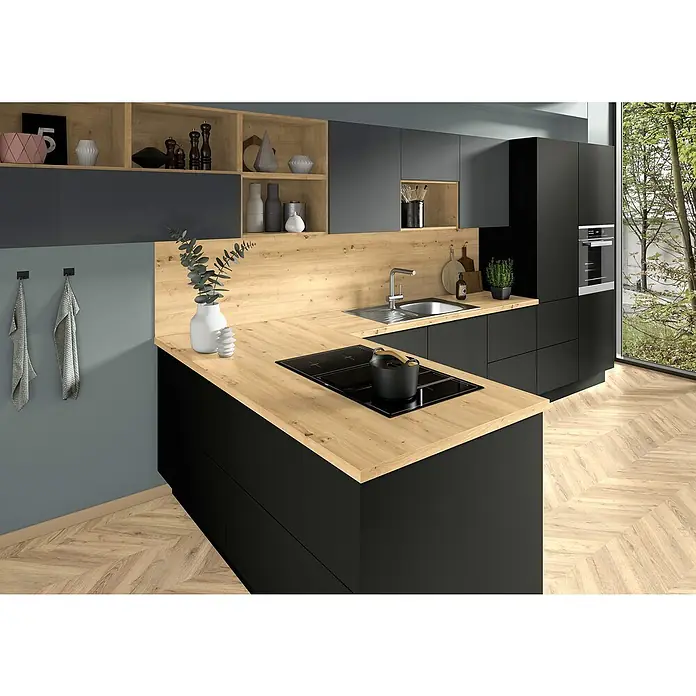 CUCINE Küchenarbeitsplatte nach Maß - Artisan Eiche, Stärke: 3,8 cm, Breite: 63,5 cm - Moderne Küche mit schwarzen Schränken, hölzernen Arbeitsplatten und Regalen, die ein stilvolles und funktionales Design vereinen.