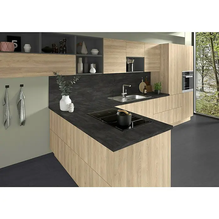 CUCINE Küchenarbeitsplatte nach Maß - Silberschiefer, Stärke: 3,8 cm, Breite: 63,5 cm - Moderne Küche mit hellen Holzschränken, dunkler Arbeitsplatte und Edelstahlspüle. Kochfeld und Fenster sorgen für Helligkeit.