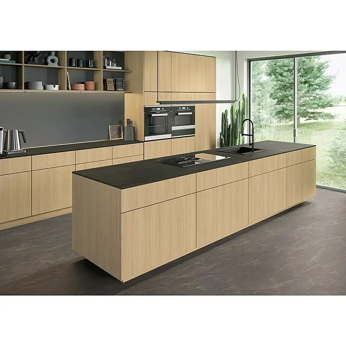 CUCINE Küchenarbeitsplatte nach Maß - Basaltgrau, Stärke: 3,8 cm, Breite: 63,5 cm - Elegante Küche mit Kochinsel in Holzoptik und dunkler Arbeitsplatte, ergänzt durch moderne Geräte und stilvolles Design.