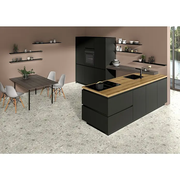 CUCINE Küchenarbeitsplatte nach Maß - Derby Eiche anthrazit, Stärke: 3,8 cm, Breite: 60 cm - Bild einer modernen Küche mit einer schwarzen Kücheninsel, einer Holzarbeitsplatte und Regalen an der Wand.