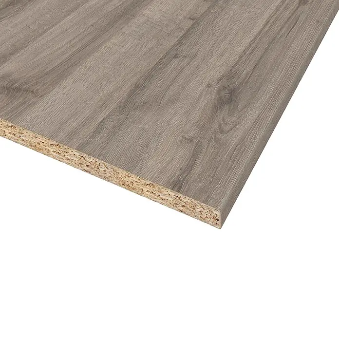 CUCINE Küchenarbeitsplatte nach Maß - Derby Eiche grau, Stärke: 3,8 cm, Breite: 60 cm - Detailaufnahme einer Spanplatte mit einer grauen Holzmaserung, die die Textur und Beschaffenheit des Materials hervorhebt.