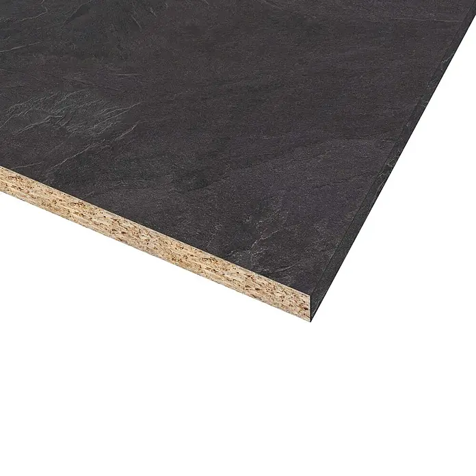 CUCINE Küchenarbeitsplatte nach Maß - Jura Schiefer anthrazit, Stärke: 3,8 cm, Breite: 90 cm - Nahaufnahme einer dunklen Laminatplatte mit einer sichtbaren Holzspanplatte-Kante auf schwarzem Hintergrund.