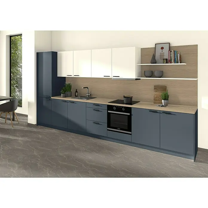 CUCINE Küchenarbeitsplatte nach Maß - Provence Eiche, Stärke: 3,8 cm, Breite: 60 cm - Eine moderne Küche in Blau und Weiß mit Holzoberflächen und eleganten Griffen. Der Fokus liegt auf Funktionalität und stilvollem Design.