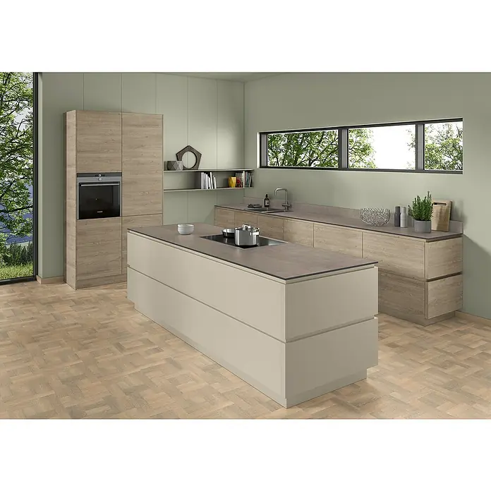 CUCINE Küchenarbeitsplatte nach Maß - Concrete, Stärke: 3,8 cm, Breite: 63,5 cm - Moderne Küche mit Kücheninsel, Einbaubackofen und großen Fenstern mit Blick ins Grüne. Die Holzböden ergänzen das stilvolle Design der Küche.