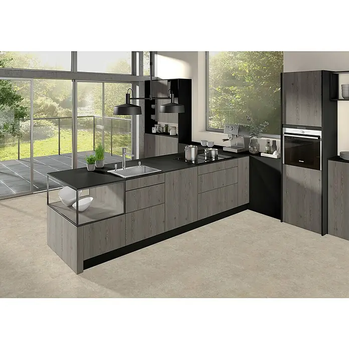 CUCINE Küchenarbeitsplatte nach Maß - Schwarz matt, Stärke: 3,8 cm, Breite: 90 cm - Moderne Küche mit grauen Holzschränken, einer Kochinsel mit Spüle und schwarzer Arbeitsplatte sowie großen Fenstern mit Blick ins Grüne.