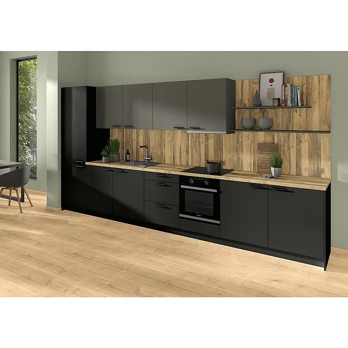 CUCINE Küchenarbeitsplatte nach Maß - Plankeneiche, Stärke: 3,8 cm, Breite: 63,5 cm - Küchenansicht mit schwarzen Unterschränken, grauen Hängeschränken und einer Arbeitsplatte in Holzoptik. Regale und eine Herdplatte sind integriert.