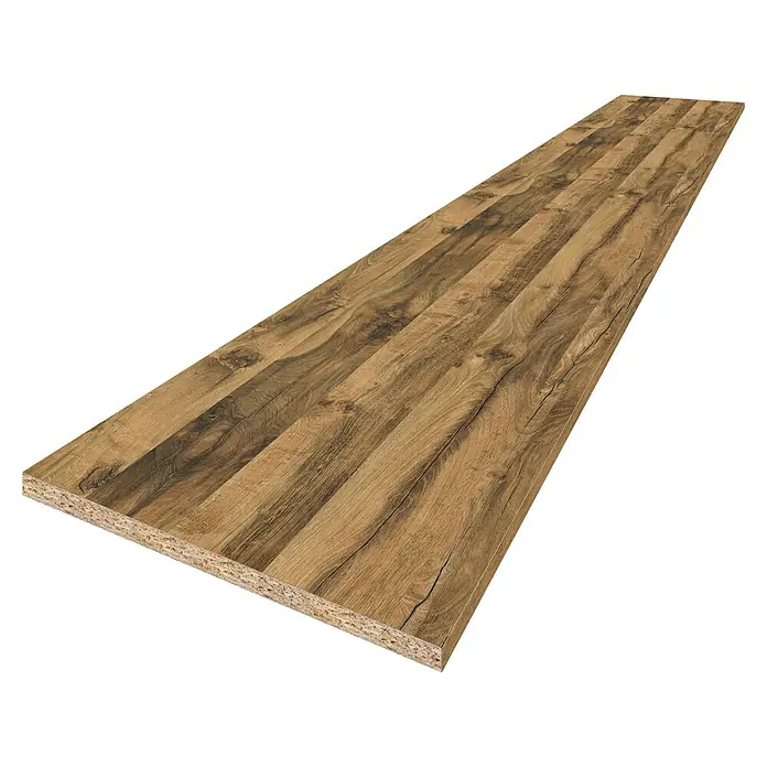 CUCINE Küchenarbeitsplatte nach Maß - Plankeneiche, Stärke: 3,8 cm, Breite: 63,5 cm - Eine Spanplatte mit einer Holzmaserung in warmen Brauntönen, die als Tischplatte oder Regalbrett dienen kann.