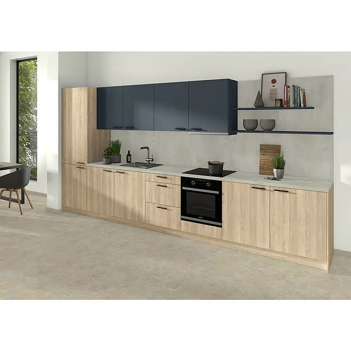 CUCINE Küchenarbeitsplatte nach Maß - Onyx weiß, Stärke: 3,8 cm, Breite: 60 cm - Moderne Küche mit Holzfronten und blauen Hängeschränken bietet stilvollen Stauraum und eine helle Arbeitsfläche mit integriertem Kochfeld.