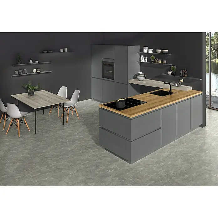 CUCINE Küchenarbeitsplatte nach Maß - Derby Eiche grau, Stärke: 3,8 cm, Breite: 60 cm - Eine moderne Küche mit grauen Schränken, einer Kochinsel mit Holzarbeitsplatte und einem Esstisch mit Stühlen.