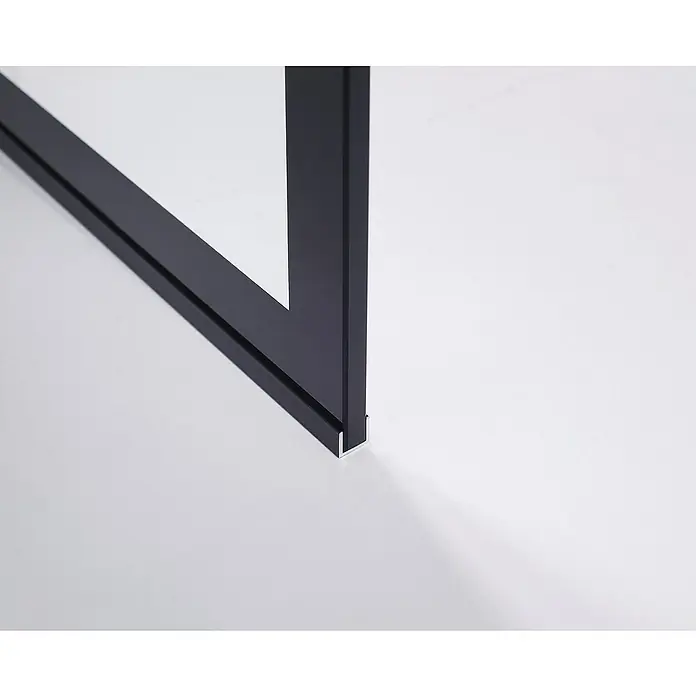 GME Rodapié para mamparas - Aluminio, Negro - Primer plano de un moderno marco negro, que destaca el diseño minimalista y las líneas limpias del producto.