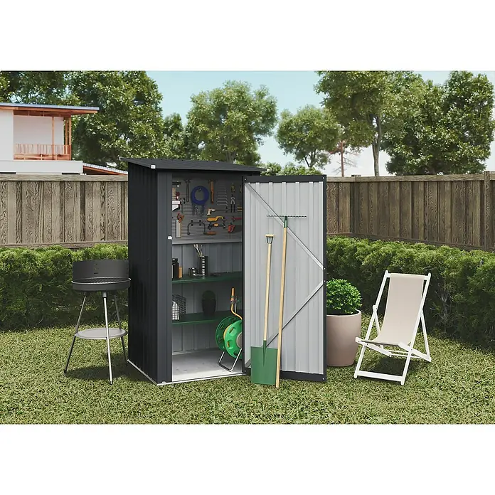 Hoggar Geräteschrank Sansa - Anthrazit - Bild eines Gartenschuppens mit offenstehender Tür, Grill, Stuhl und Gartengeräten auf Rasen vor einem Zaun.
