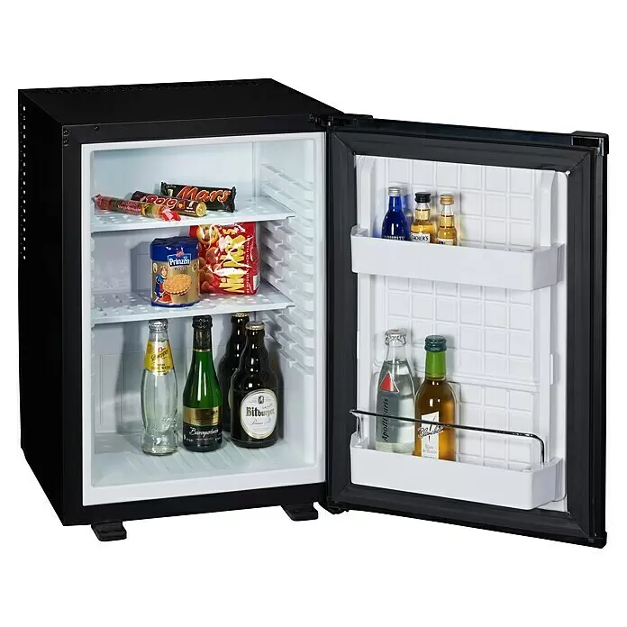 PKM Vollraumkühlschrank MC40E - Nutzinhalt Gesamt: 34 l, 42,5 x 40 x 56 cm, Schwarz - Schwarzer Minikühlschrank mit geöffneter Tür, der mehrere Regale mit verschiedenen Snacks und Getränkeflaschen zeigt.