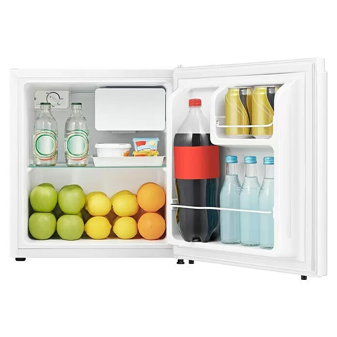 PKM Vollraumkühlschrank KS45 E - Nutzinhalt Gesamt: 45 l, 46,8 x 44,5 x 50 cm, Weiß - Weißer Minikühlschrank mit offener Tür, gefüllt mit Getränken und frischem Obst wie Äpfeln, Zitronen und Orangen.