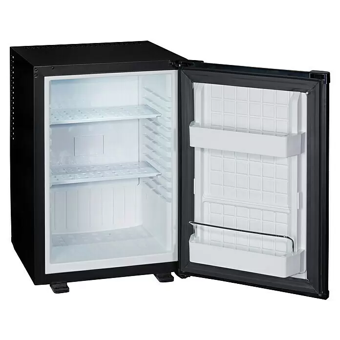PKM Vollraumkühlschrank MC40E - Nutzinhalt Gesamt: 34 l, 42,5 x 40 x 56 cm, Schwarz - Offener schwarzer Kompakt-Mini-Kühlschrank mit weißen Innenfächern und Türablage.