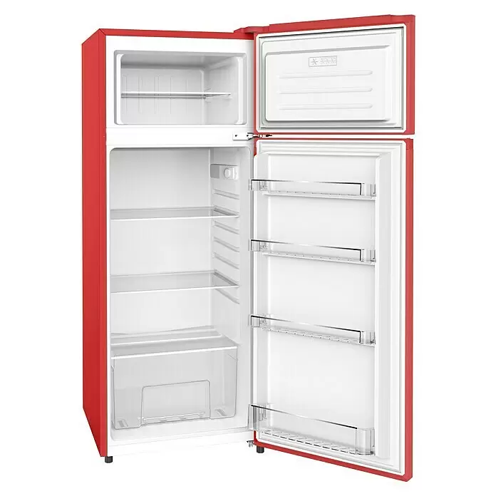 PKM Kühl-Gefrierkombination GK210 2 FR - Nutzinhalt Gesamt: 206 l, 54,5 x 54 x 143 cm, Rot - Roter Retro-Kühlschrank mit geöffneten Türen, der ein oberes Gefrierfach, transparente Einlegeböden und Türfächer zeigt.