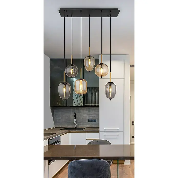 Globo Pendelleuchte Blacky - 40 W, L x B x H: 80 x 34 x 120 cm, E27 - Moderne Pendelleuchte mit sechs Glaskugeln und goldenen Akzenten, die eine stilvolle Beleuchtung über einer Küchentheke bietet.