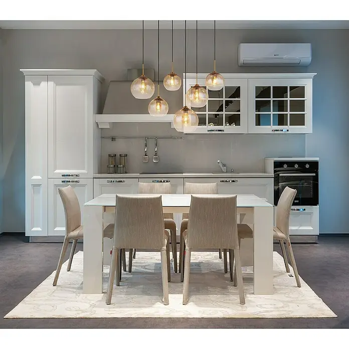 Globo Pendelleuchte Jamessa - 60 W, L x B x H: 975 x 400 x 1.500 mm, Bernsteingelb, E27 - Elegantes Esszimmer mit einem weißen Esstisch, umgeben von Stühlen, und einer Gruppe von Hängelampen, die den Raum beleuchten.