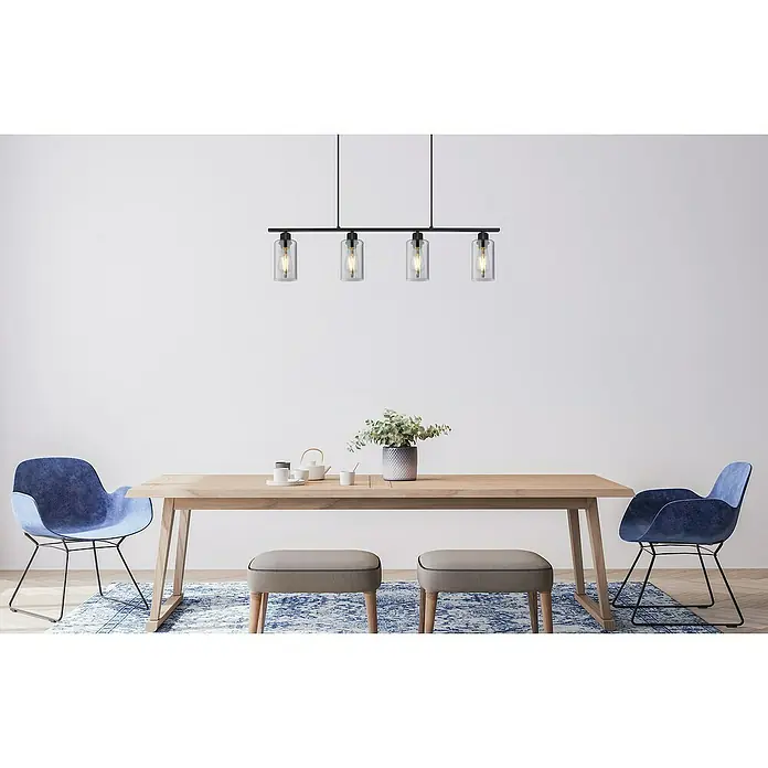Globo Pendelleuchte Hadera - 60 W, L x B x H: 98 x 10 x 120 cm, E27 - Moderne Esszimmerleuchte mit vier Lampen und klaren Glaszylindern, die über einem Holztisch mit Stühlen und Hockern hängt.