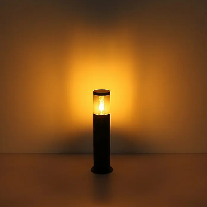 Globo Außenwandleuchte Xeloo - B x H: 10,2 x 38 cm, E27, 60 W - Diese Aufnahme zeigt eine elegante schwarze Wegeleuchte, die ein warmes, einladendes Licht ausstrahlt und eine gemütliche Atmosphäre erzeugt.