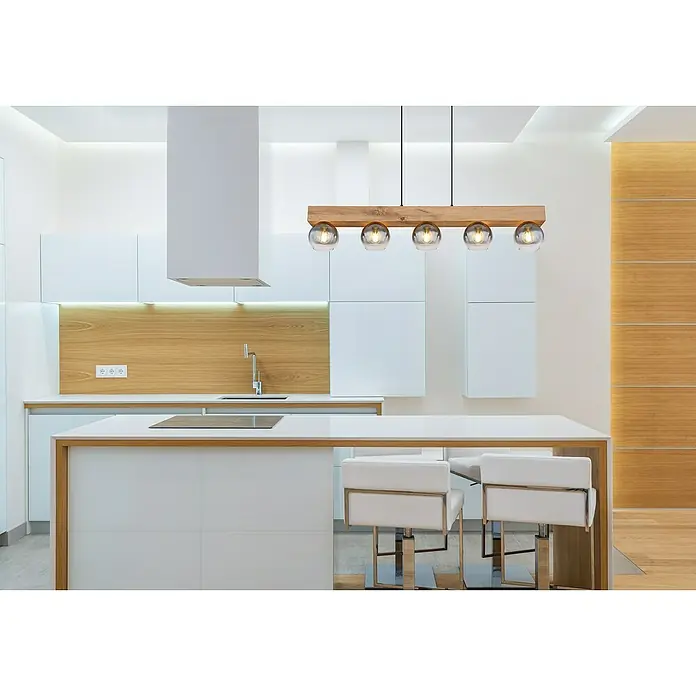 Globo Pendelleuchte Moitas - 40 W, L x B x H: 115 x 15 x 120 cm, Anzahl Leuchtmittel: 5 Stk., E27 - Moderne Küche mit einer Hängelampe aus Holz und Glaskugeln, die über einer Kochinsel mit weißen Barhockern hängt.
