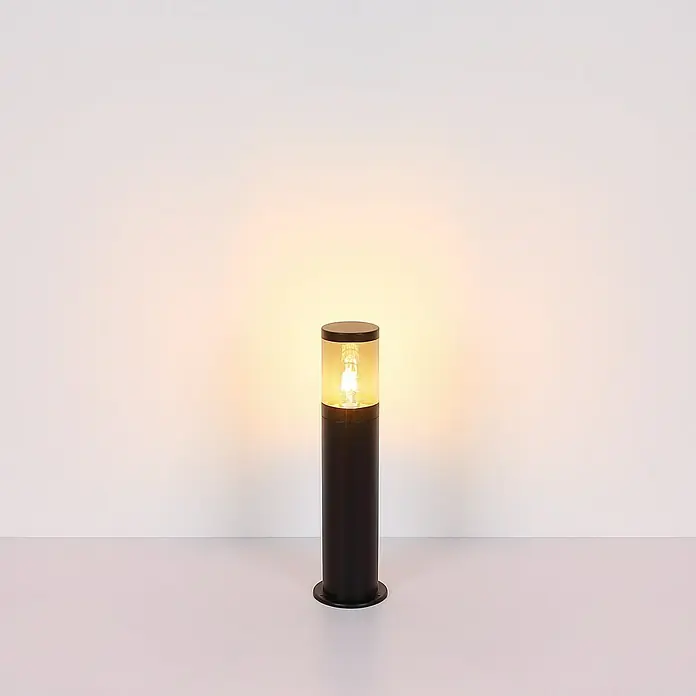 Globo Außenstehleuchte Xeloo - Ø x H: 14 x 500 cm, Schwarz, E27 - Nahaufnahme einer modernen schwarzen Gartenlampe mit warmem Licht, die eine gemütliche Atmosphäre erzeugt.