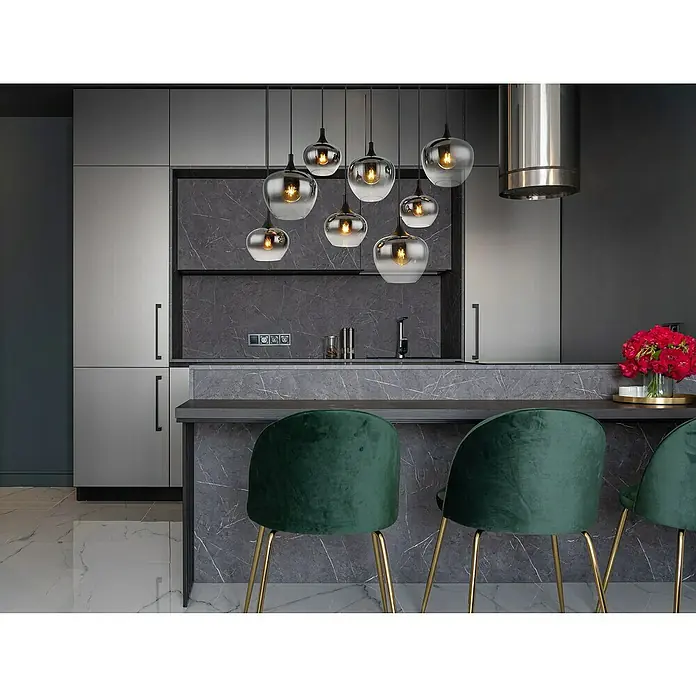 Globo Lámpara colgante Maxy - 40 W, L x An x Al: 105 x 45 x 120 cm, E27 - Decoración de cocina moderna con luces de bola de cristal colgantes sobre una barra de mármol y sillas de terciopelo verde, creando un ambiente elegante.