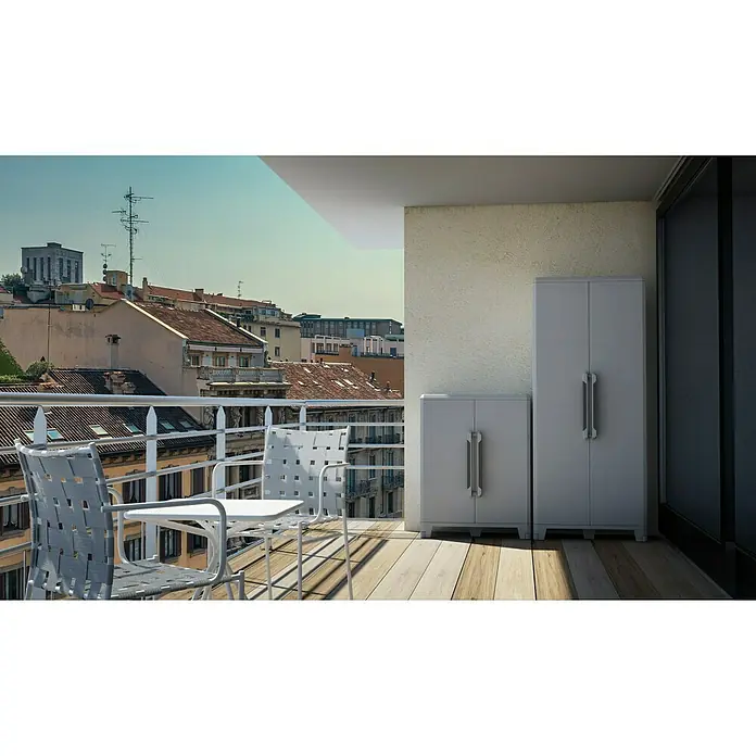 Terry Transforming Armario multiusos de plástico  Modular 4 + Modular 3 - 2 piezas - Vista del balcón con muebles de jardín blancos y dos armarios grises de plástico.