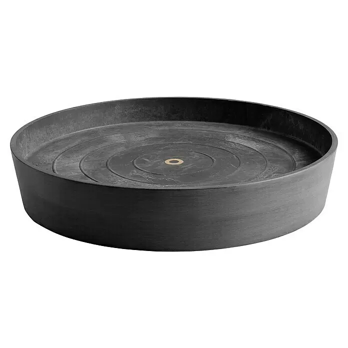 Ecopots Amsterdam Blumentopf-Untersetzer mit Rollen - Außenmaß (Ø x H): 41,6 x 9 cm, Kunststoff, Dunkelgrau - Dunkelgraue, betonähnliche Pflanzenschale mit konzentrischen Kreisen und goldenem Mittelring.