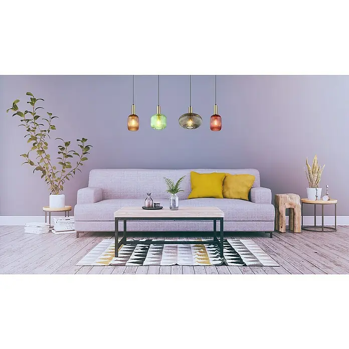 Globo Pendelleuchte Normy - 60 W, L x B x H: 115 x 30 x 120 cm, Anzahl Leuchtmittel: 4 Stk., Mehrfarbig, E27 - Elegante Wohnraumgestaltung mit farbigen Glaspendelleuchten über einem modernen Couchtisch und einem grauen Sofa, die dem Raum eine warme Atmosphäre verleihen.