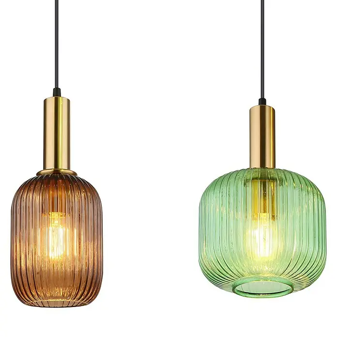 Globo Pendelleuchte Normy - 60 W, L x B x H: 115 x 30 x 120 cm, Anzahl Leuchtmittel: 4 Stk., Mehrfarbig, E27 - Zwei stilvolle Hängelampen mit gerippten Glasschirmen in Braun und Grün und goldenen Akzenten vor schwarzem Hintergrund.