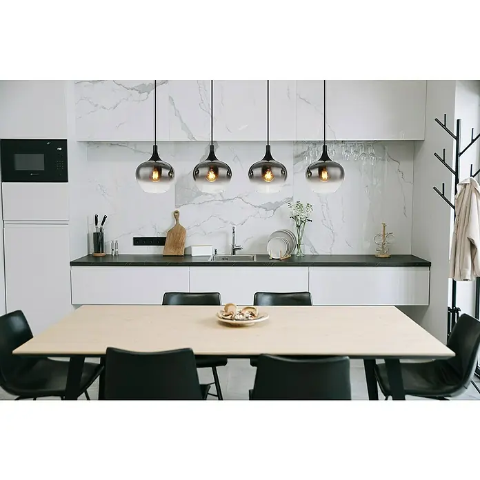 Globo Pendelleuchte Maxy - 40 W, Ø x H: 48 x 120 cm, 3-Strahlig, E27 - Die Aufnahme zeigt Pendelleuchten mit grau getönten Glasschirmen, die über einem Esstisch in einer modernen Küche hängen. Sie sorgen für einen stilvollen Akzent.