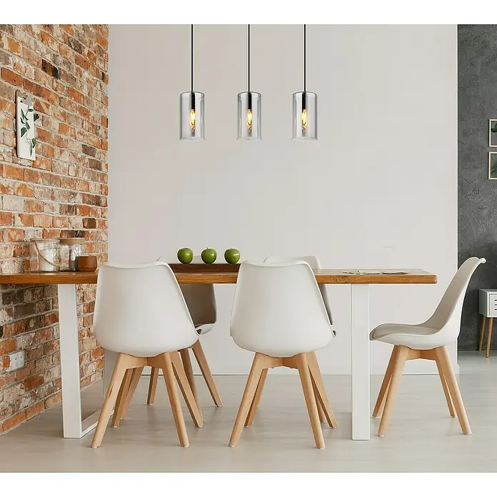 Globo Lámpara colgante Olly - Número de bombillas: 3 ud., 25 W, L x An x Al: 63 x 11 x 120 cm, E14 - Comedor con mesa de madera, sillas blancas y tres elegantes lámparas colgantes de vidrio que crean un ambiente cálido.