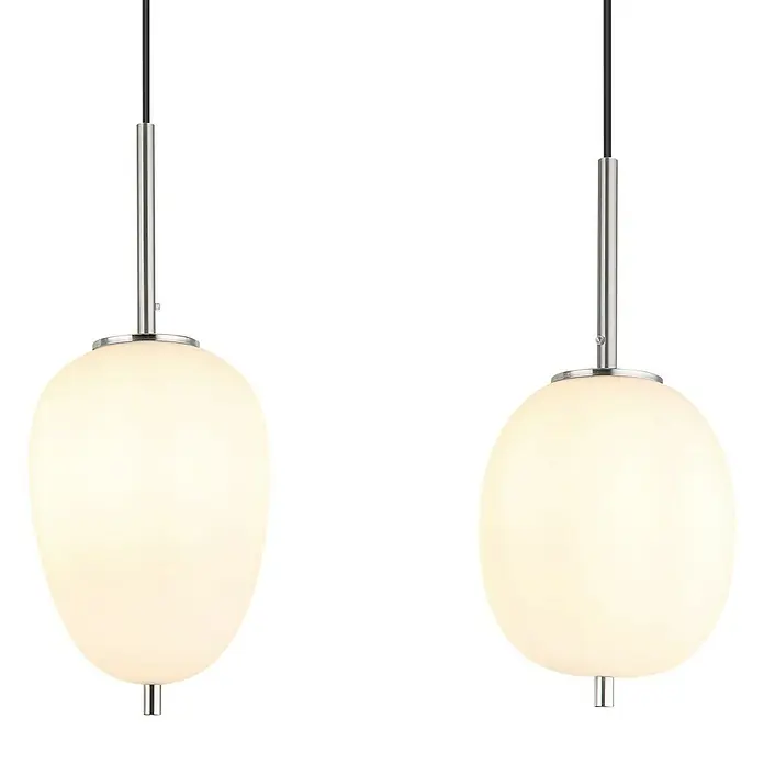 Globo LED-Pendelleuchte Blacky I - 40 W, Anzahl Leuchtmittel: 4 Stk., L x B x H: 110 x 18,5 x 120 cm, E14, Weiß - Elegante Hängeleuchten mit opalweißen Glasschirmen und polierten Chromakzenten vor einem dunklen Hintergrund.