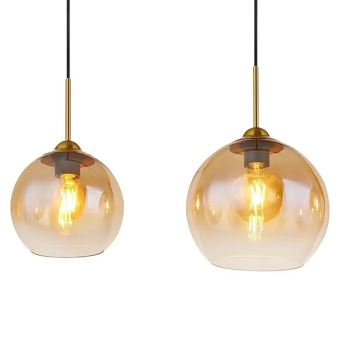 Globo Pendelleuchte Jamessa - 60 W, L x B x H: 120 x 25 x 120 cm, E27 - Zwei moderne Pendelleuchten mit bernsteinfarbenen Glaskugeln und goldenen Akzenten vor schwarzem Hintergrund.