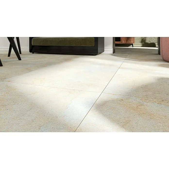 Marazzi Feinsteinzeugfliese Jerusalem Oase Avorio - 75 x 75 cm, Sandstein-Beige, Matt - Nahaufnahme von Bodenfliesen mit warmer Farbpalette, ideal für ein gemütliches Wohnambiente. Perfekt für Fußbodenheizung und langlebige Oberflächen.