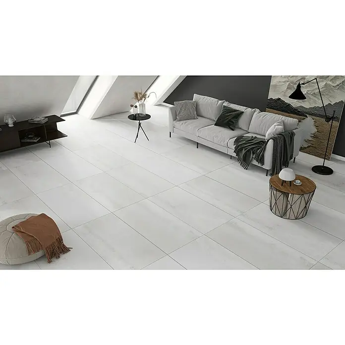 Oxyd Bodenfliese - 60 cm x 120 cm x 9 mm, Weiß, Schimmernd, Rektifiziert - Heller Raum mit großformatigen weißen Bodenfliesen. Das Design zeichnet sich durch seine minimalistische Ästhetik und moderne Raumwirkung aus.