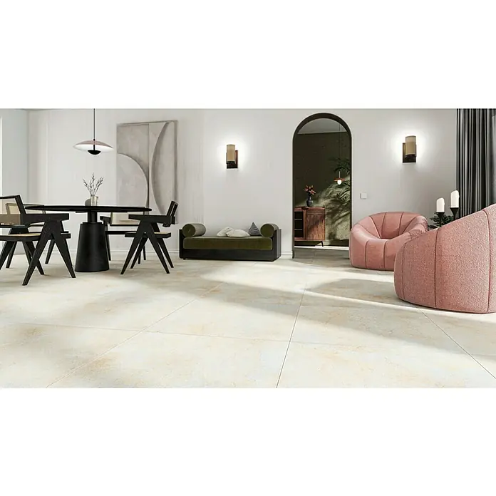Marazzi Feinsteinzeugfliese Jerusalem Oase Avorio - 75 x 75 cm, Sandstein-Beige, Matt - Elegantes Interieur mit beigen Bodenfliesen, die Wärme und Stil vereinen. Die Fliesen ergänzen die moderne Einrichtung perfekt und schaffen eine harmonische Atmosphäre.