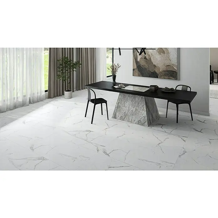 Feinsteinzeugfliese Rock Ford - L x B x S: 60 x 120 x 1 cm, Weiß/Grau, Glänzend - Elegantes Interieur mit weißem Marmorboden, der dem Raum eine luxuriöse und stilvolle Atmosphäre verleiht. Der Boden harmoniert perfekt mit dem modernen Tisch.