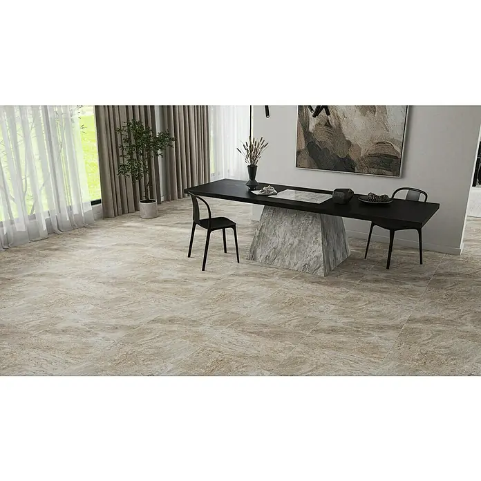 Atlas Concorde Solution Regent Feinsteinzeugfliese Ivory - 60 x 120 cm, Beige/Braun, Matt - Ein modernes Esszimmer mit hellen Fliesen, einem Esstisch mit Marmorbasis und zwei Stühlen unter einem abstrakten Gemälde.