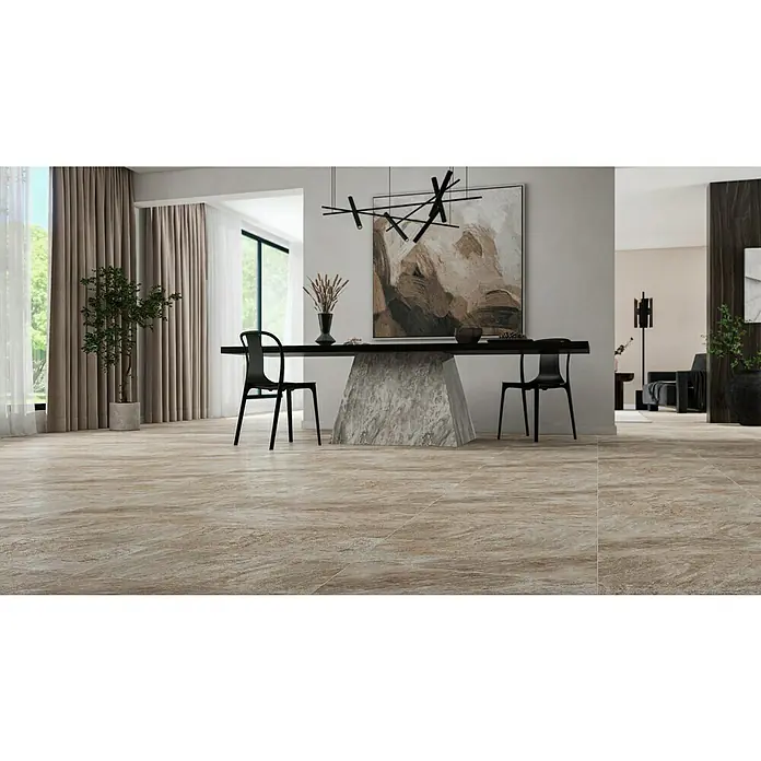 Atlas Concorde Solution Regent Feinsteinzeugfliese Ivory - 60 x 120 cm, Beige/Braun, Matt - Einladender Raum mit stilvollem Bodenbelag in Erdtönen, der eine warme und natürliche Atmosphäre schafft. Elegante Möbel ergänzen das Gesamtbild.