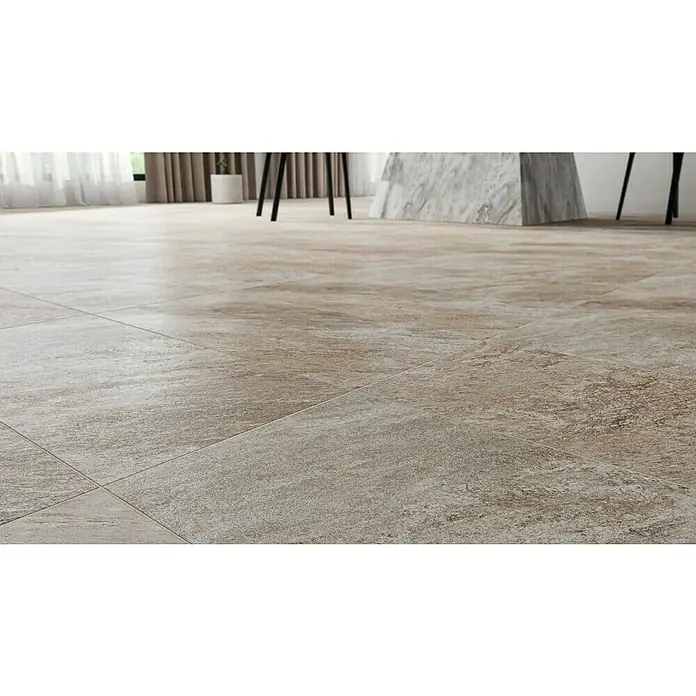 Atlas Concorde Solution Regent Feinsteinzeugfliese Ivory - 60 x 120 cm, Beige/Braun, Matt - Nahaufnahme des Bodens mit beigen Bodenfliesen.