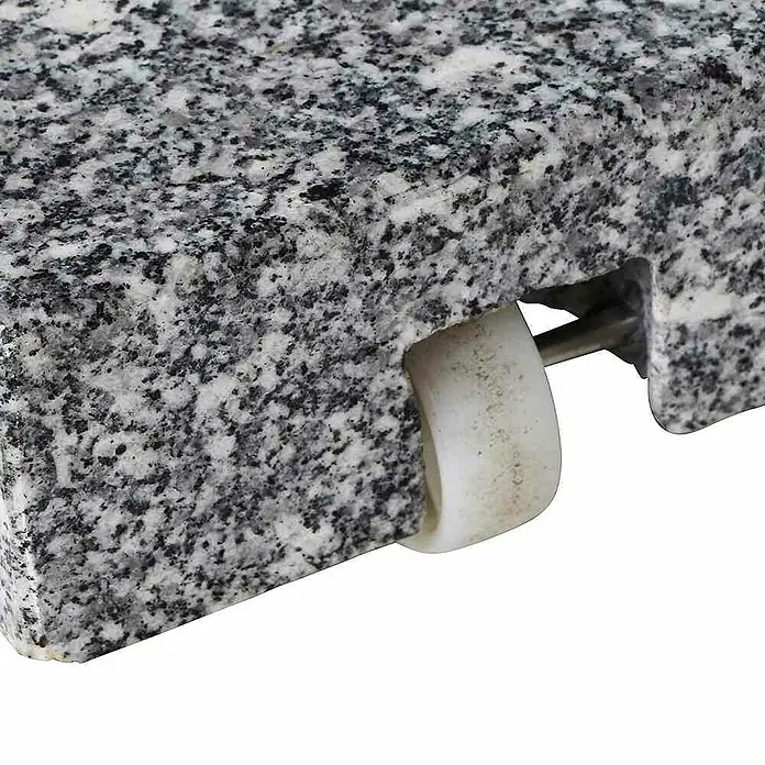 Siena Garden Granitschirmständer mit Rollen - 45 kg, L x B: 55 x 55 cm - Nahaufnahme einer grauen Granitplatte mit weißer Befestigung. Das Produkt ist robust und langlebig.