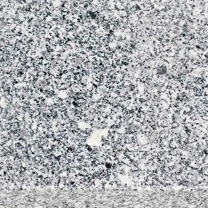 Siena Garden Granitschirmständer mit Rollen - 45 kg, L x B: 55 x 55 cm - Nahaufnahme einer Granitoberfläche mit einer feinen, gesprenkelten Textur in Grau- und Schwarztönen, ideal für Arbeitsplatten oder Bodenbeläge.